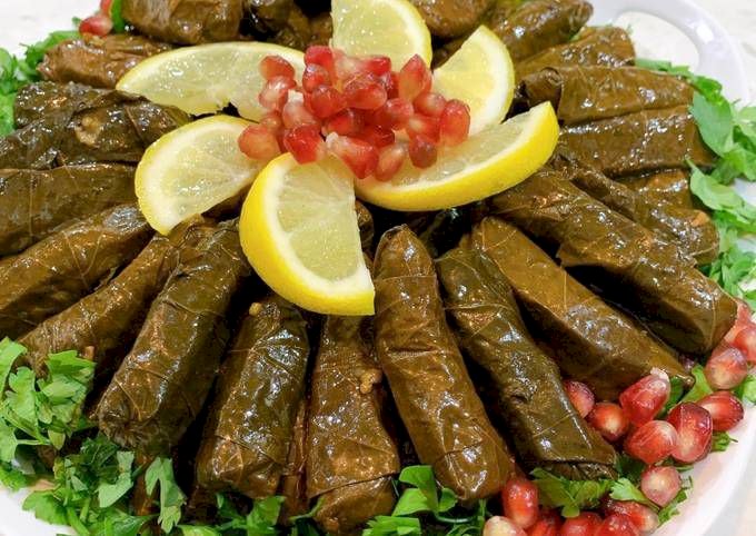 طاجن ورق العنب بدبس الرمان.. نكهة شتوية دافئة بطابع شرقي مميز