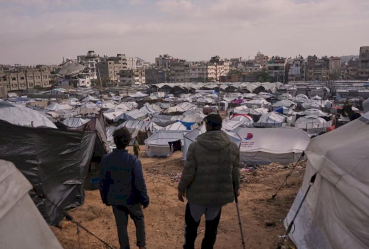 إسرائيل تسمح للتجار بإدخال مواد محظورة إلى غزة وتمنعها عن المنظمات الإنسانية