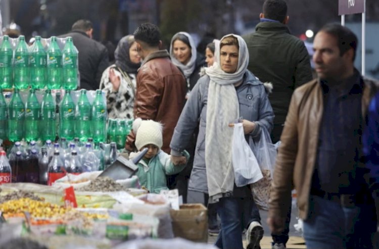 إيران على صفيح ساخن.. تنازلات اقتصادية محفوفة بالمخاطر واحتجاجات ضخمة