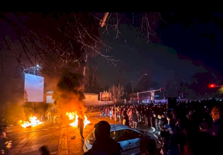 من الأسواق إلى الشوارع.. كيف تحولت أزمة المعيشة في إيران إلى تحدٍ سياسي شامل