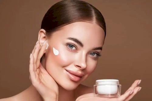 دليلكِ الشامل لأفضل كريمات الترطيب الطبيعية للوجه والشعر بخطوات سهلة