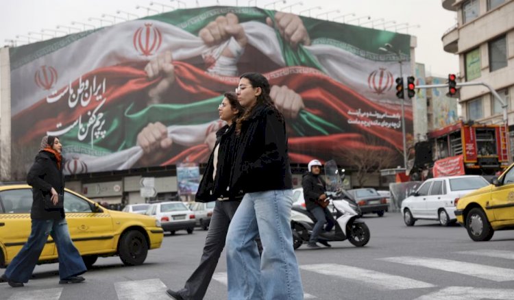 ترامب يلوّح بأسطول أمريكي متجه إلى إيران وسط تحذيرات من تصعيد نووي وقمع داخلي