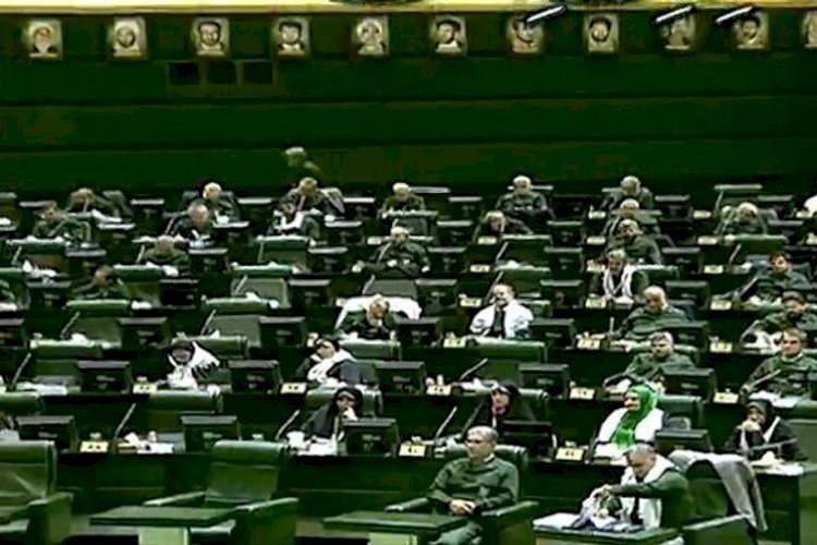 بملابس الحرس الثوري تحت قبة البرلمان.. إيران تصنف جيوش أوروبا «منظمات إرهابية»