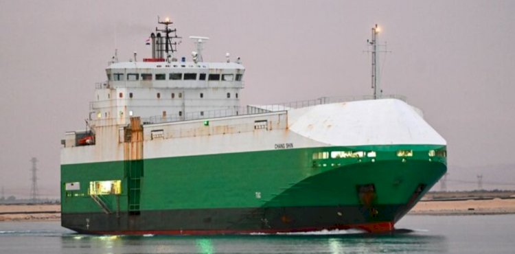 ارتباك في حركة الملاحة بالبحر الأحمر بسبب تهديدات الحوثي وشركات الشحن تعيد توجيه سفنها