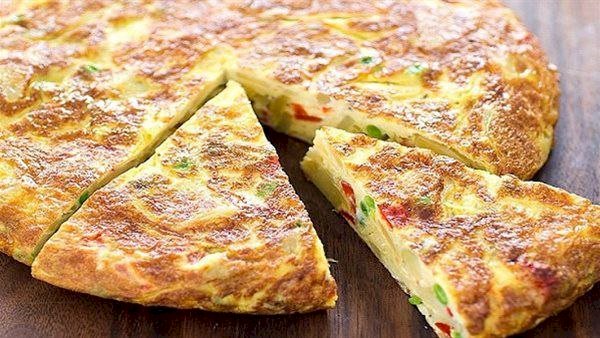 سحور 15 رمضان.. طريقة تحضير عجة البيض بالخضار وجبة صحية وسريعة تمنحك الشبع طوال اليوم