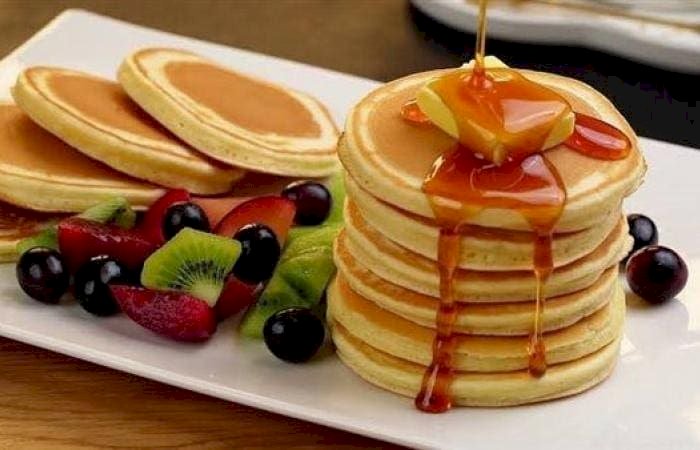 سحور 24 رمضان.. طريقة سهلة ولذيذة لعمل بان كيك بالعسل والمربى