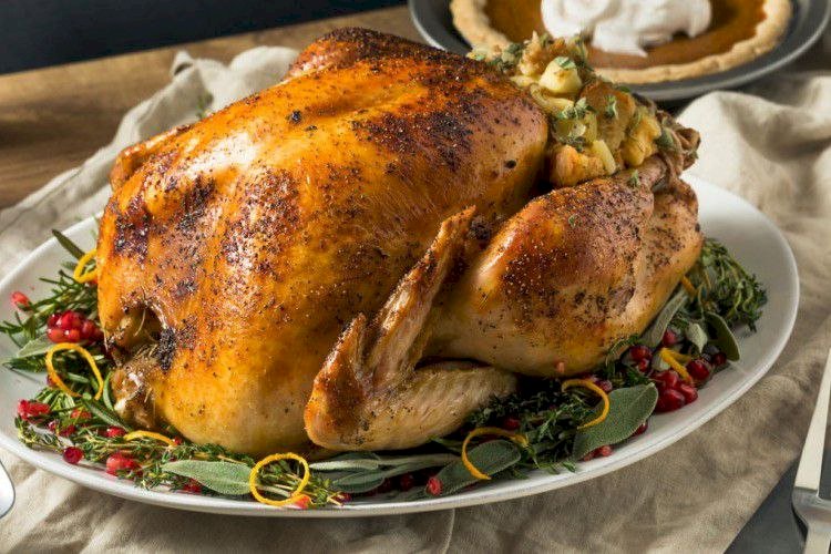 طريقة عمل الديك الرومى فى مطبخك بخطوات سهلة و سريعة