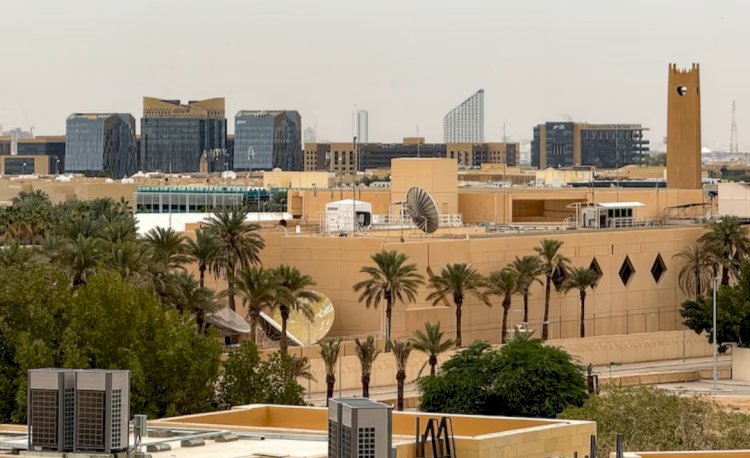 الدبلوماسية الأمريكية في الحرب الإيرانية.. تفاصيل إجلاء جماعي لموظفي السفارات والمواطنين