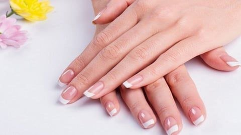 أفضل طرق تقوية الأظافر الضعيفة وعلاج التلف بسهولة