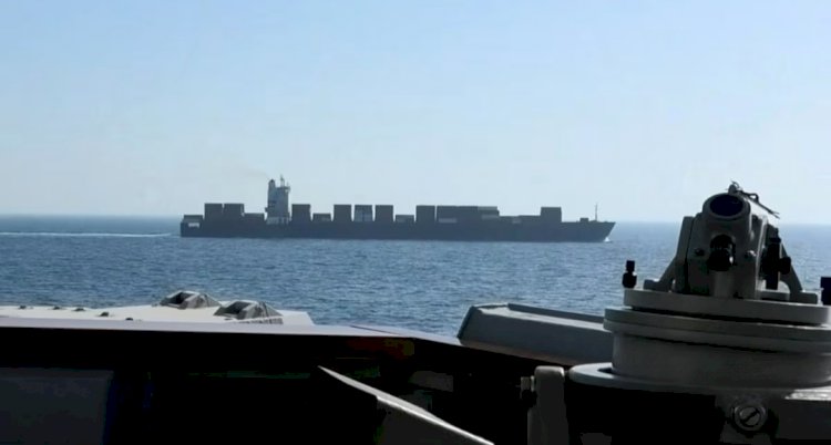 ضربة في بحر العرب.. القوات الأمريكية تعطل سفينة إيرانية وتحتجزها