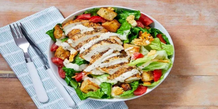 وصفة سلطة سيزر بالدجاج في البيت.. مذاق شهي مثل المطاعم