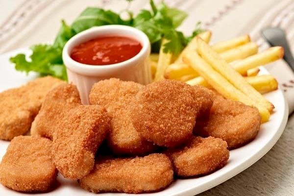 طريقة تحضير ناجتس الدجاج بالجبنة في المنزل بمذاق المطاعم وبمكونات صحية