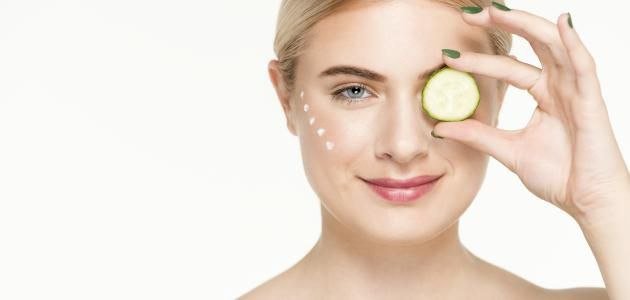 وصفات طبيعية لتفتيح منطقة تحت العين.. من الخيار إلى ماء الورد