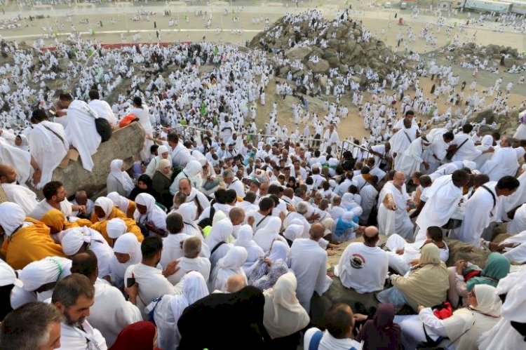 الحجاج يتوافدون إلى عرفات في يوم الحج الأكبر