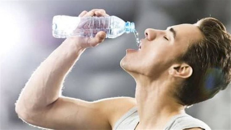 تفسير حلم شرب الماء بكثرة في المنام.. ماذا يدل استمرار الشعور بالعطش؟
