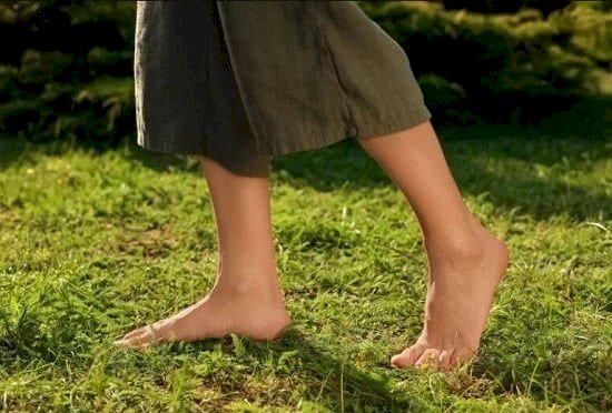 المشي حافي القدمين.. فوائد صحية ونصائح لتجربته بطريقة آمنة