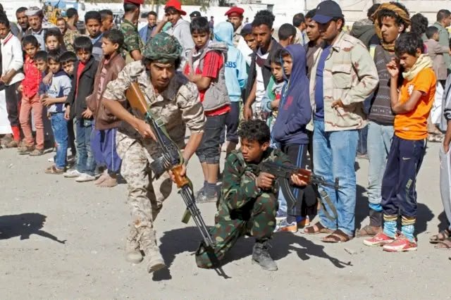 محلل سياسي يمني: تجنيد الأطفال أصبح أحد أخطر أدوات الحوثي لإطالة أمد الصراع
