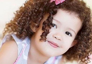 تسريحات شعر كيرلي للأطفال على البحر.. 5 أفكار عملية وتصاميم مميزة للساحل والعلمين