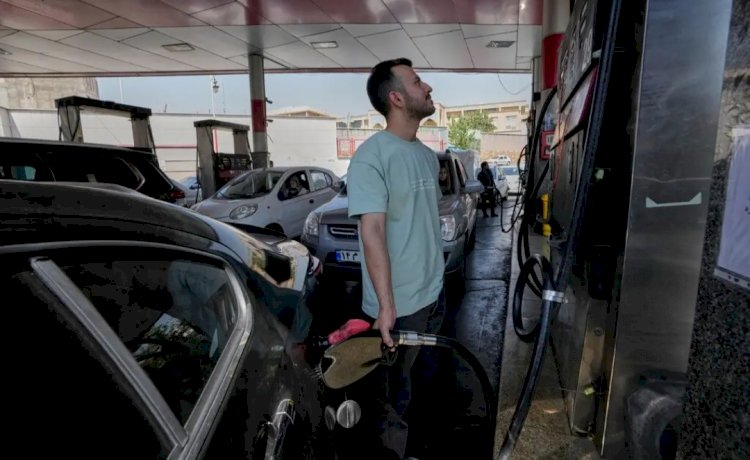 طوابير البنزين تضرب إيران.. الحرب والحصار الأمريكي يفاقمان أزمة الوقود