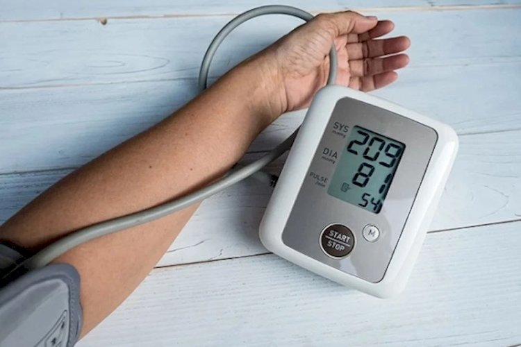 هل تعاني من ارتفاع الضغط المفاجئ؟.. علامات تحذيرية خطيرة لا تتجاهلها