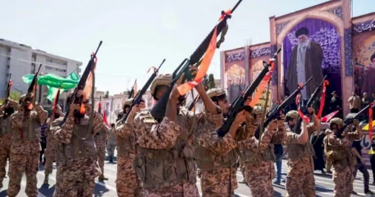 من المراهقين إلى الأطفال.. إيران توسع حضور الباسيج داخل المدارس