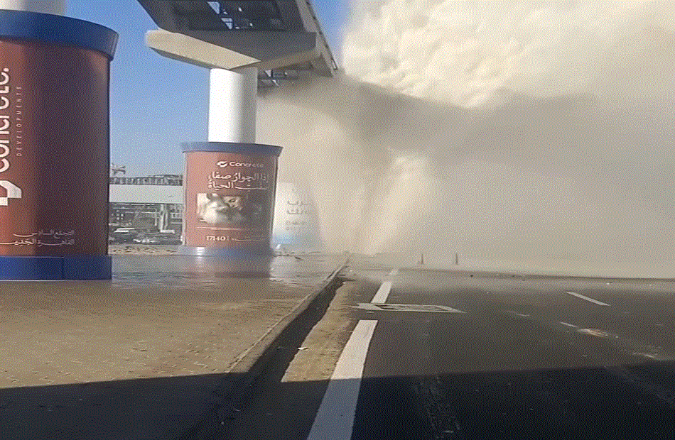 انفجار خط مياه عملاق يشل شارع التسعين الجنوبي بالكامل في التجمع الخامس بمصر